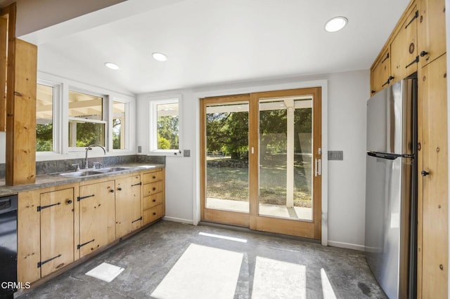 kitchen with freestanding refrigerator, healthy amount of natural light, a sink, baseboards, and recessed lighting
