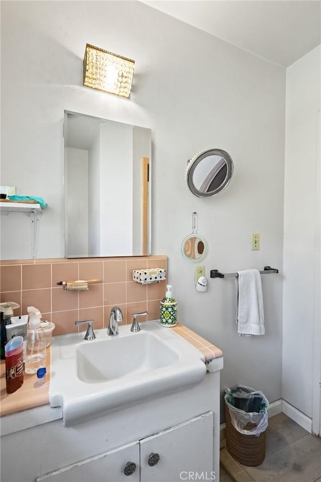 5134 Veronica St, Los Angeles, CA 90008 - bathroom featuring tasteful backsplash and vanity