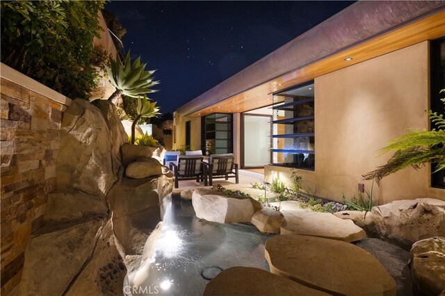2526 Riviera Dr, Laguna Beach, CA 92651 - view of patio at night