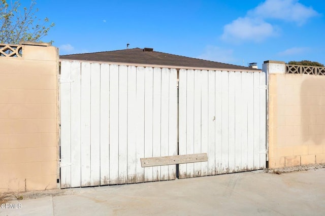 4241 Hamilton Ave, Oxnard, CA 93033 - gate featuring fence