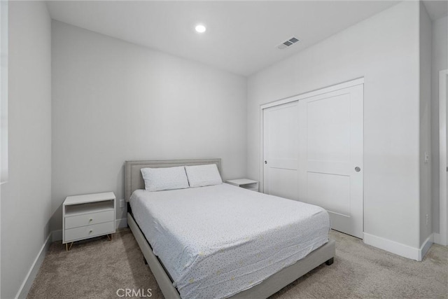 bedroom with carpet, baseboards, recessed lighting, and a closet