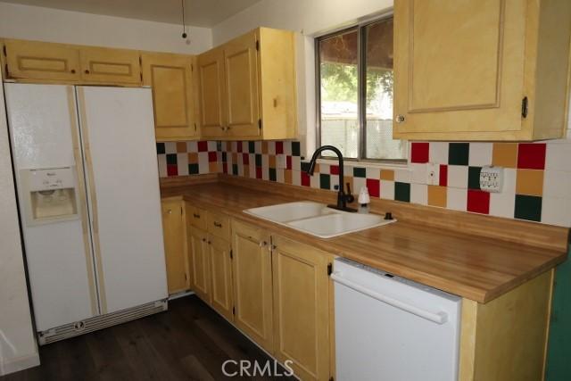 819 Sherwood Way, Willows, CA 95988 - kitchen featuring white appliances, a sink, light brown cabinets, tasteful backsplash, and dark wood-style floors