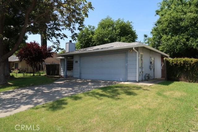819 Sherwood Way, Willows, CA 95988 - garage with driveway