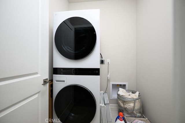 204 Alienta Ln, Rancho Mission Viejo, CA 92694 - laundry area featuring stacked washer / drying machine