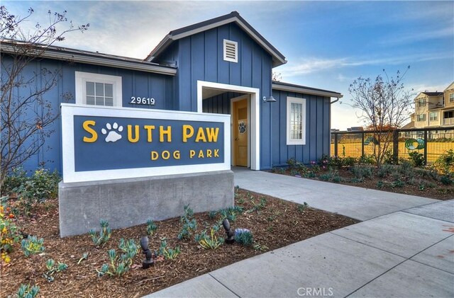 204 Alienta Ln, Rancho Mission Viejo, CA 92694 - view of front facade featuring board and batten siding