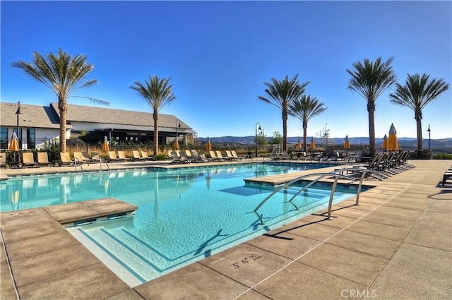 204 Alienta Ln, Rancho Mission Viejo, CA 92694 - community pool with a patio area and a mountain view