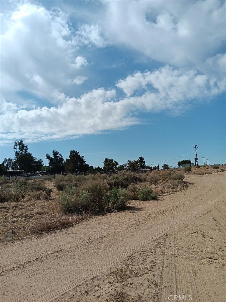 6727 Coyote Rd, Phelan, CA 92371