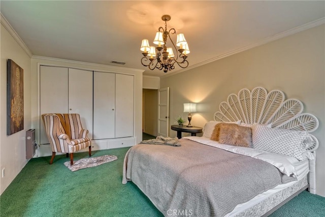 bedroom featuring carpet flooring, a chandelier, ornamental molding, and a closet
