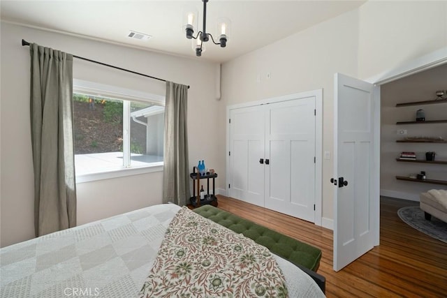 863 Greystone Pl, San Luis Obispo, CA 93401 - bedroom with wood finished floors, a chandelier, and a closet