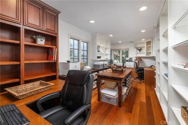 office area featuring dark wood-style floors, recessed lighting, and built in study area