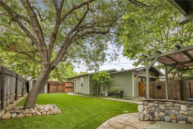 view of yard featuring an outdoor structure