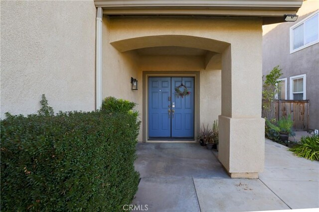 property entrance featuring stucco siding