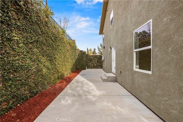 28637 Chiquito Canyon Rd, Castaic, CA 91384 - view of side of home featuring stucco siding, a fenced backyard, and a patio