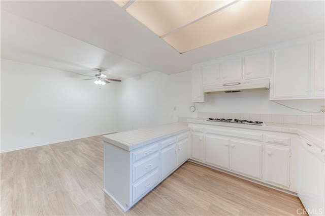 2726 W Orion Ave, Santa Ana, CA 92704 - kitchen featuring under cabinet range hood, white gas stovetop, a peninsula, white cabinetry, and light wood-type flooring