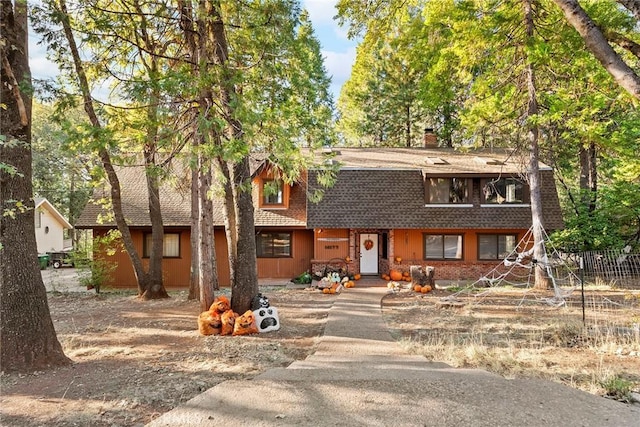 14177 Racine Cir, Magalia, CA 95954 - view of front facade featuring a shingled roof, fence, and a chimney