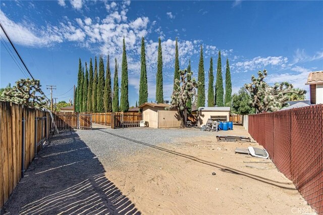 20407 Eyota Ln, Apple Valley, CA 92308 - view of fenced yard
