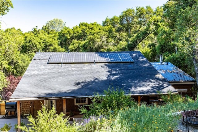 7900 San Clemente Ave, Atascadero, CA 93422 - view of side of property featuring solar panels and a shingled roof