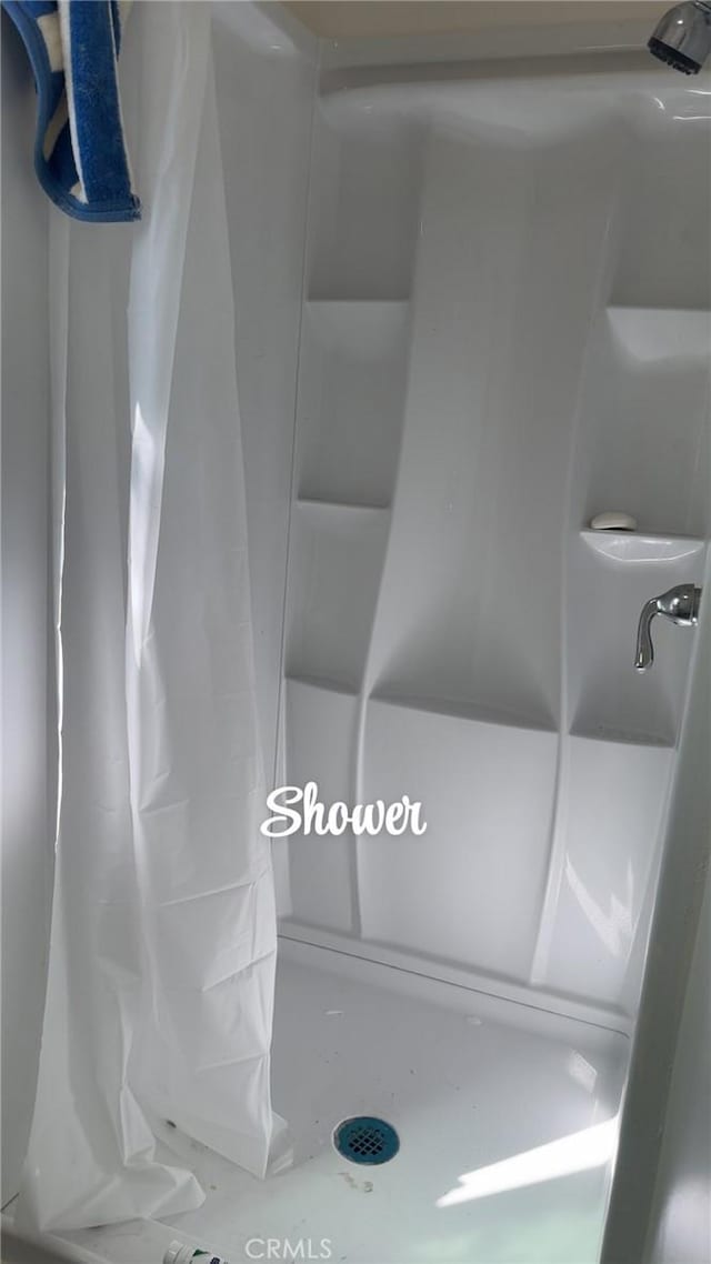 bathroom featuring a shower with shower curtain