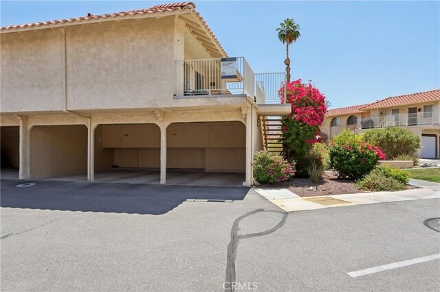 73242 Don Budge Ln, Palm Desert, CA 92260 - view of front of house with stucco siding and a balcony