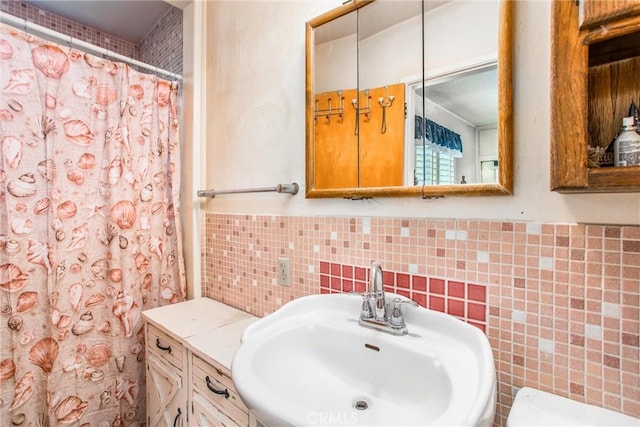217 Syllmar Cir, Calimesa, CA 92320 - full bath with tile walls, a sink, curtained shower, and toilet