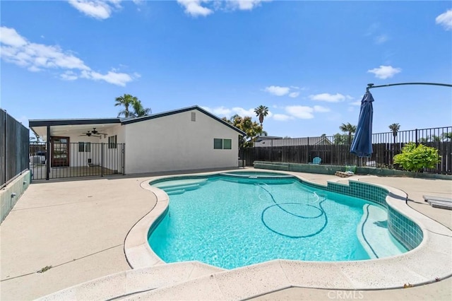 view of swimming pool featuring a ceiling fan, a fenced backyard, a patio area, and a pool with connected hot tub