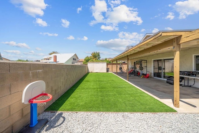 view of yard featuring a patio