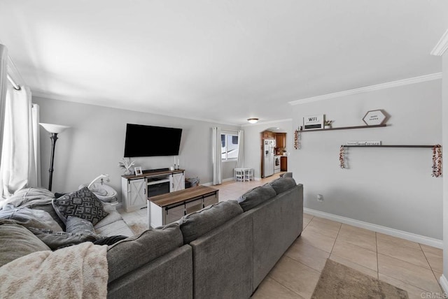 living area featuring crown molding, light tile patterned floors, baseboards, and arched walkways