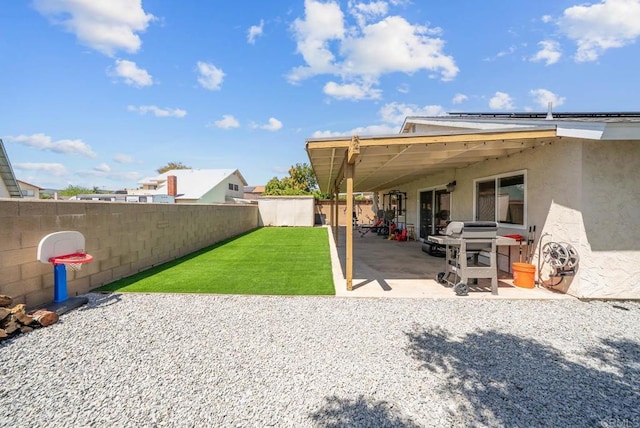 view of yard featuring a patio