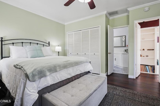 bedroom featuring wood finished floors, a closet, ornamental molding, baseboards, and ceiling fan