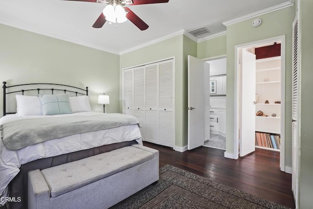 bedroom featuring wood finished floors, ornamental molding, a closet, baseboards, and ceiling fan