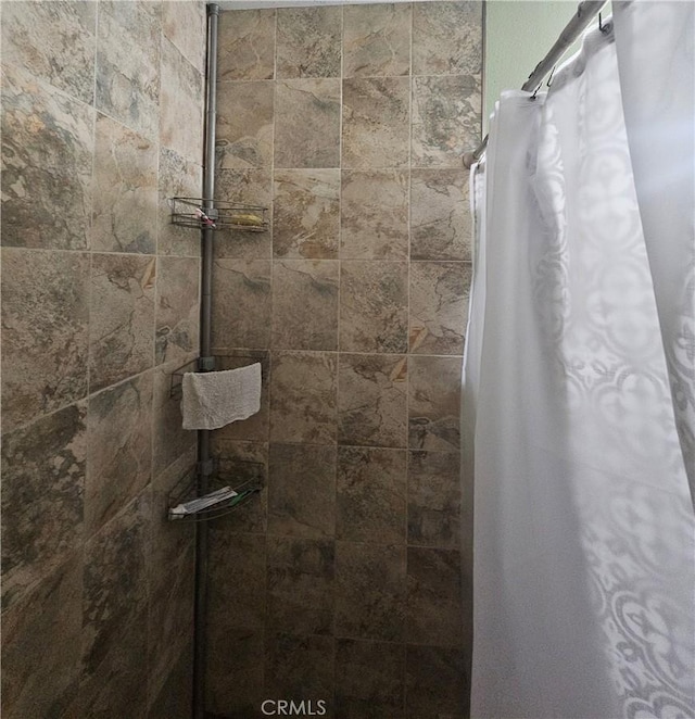 full bathroom featuring tiled shower