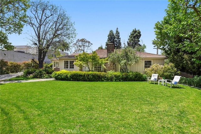 view of green lawn