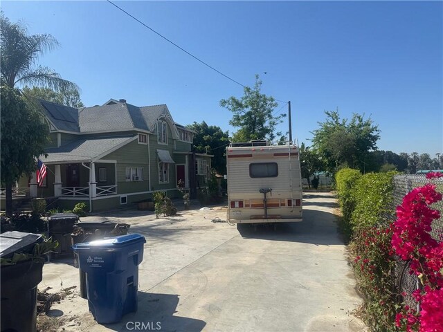 850 E Columbia Ave, Pomona, CA 91767 - view of concrete driveway