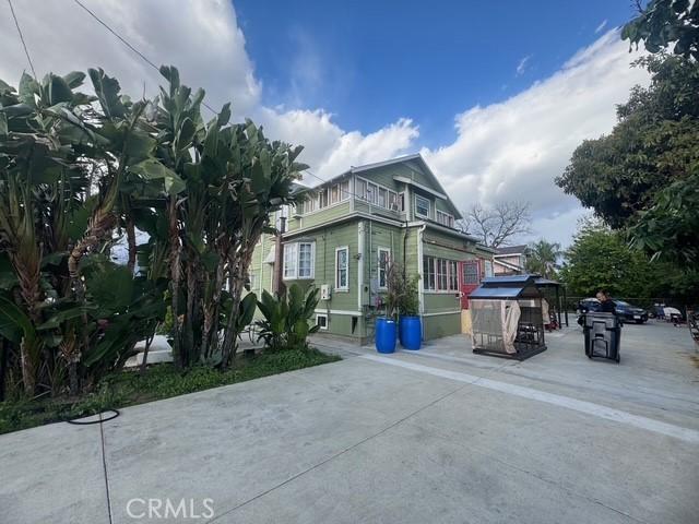 850 E Columbia Ave, Pomona, CA 91767 - view of side of property featuring a balcony
