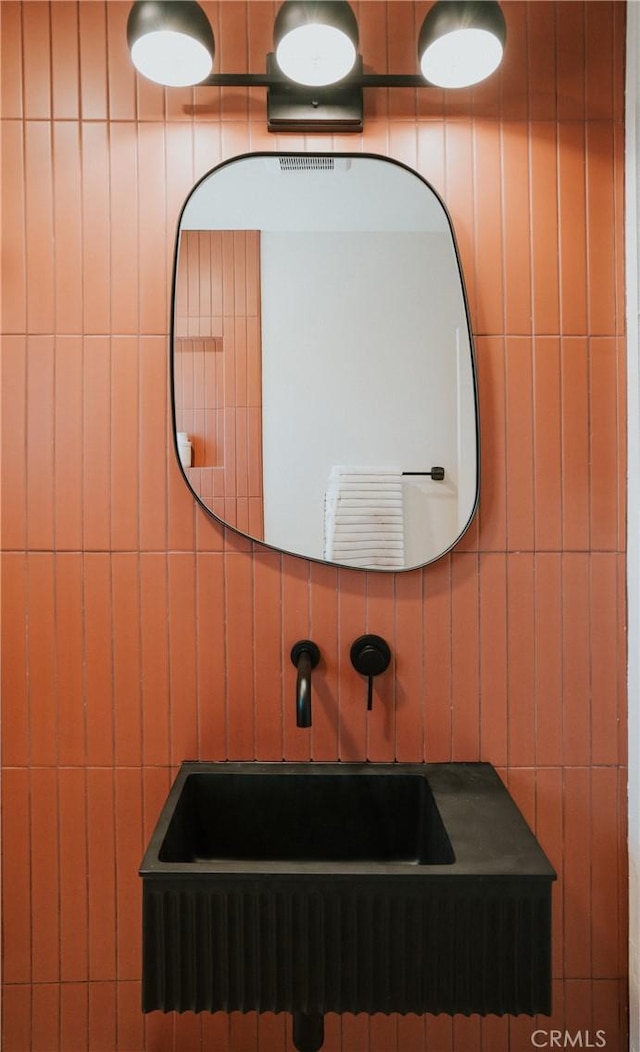 bathroom featuring tile walls