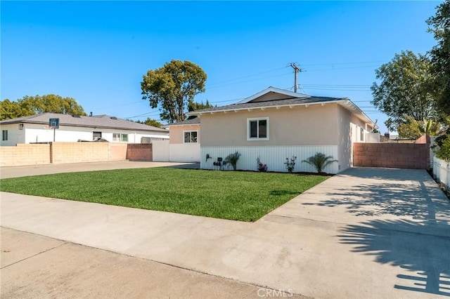 818 Invergarry St, Glendora, CA 91741 - view of front facade featuring driveway