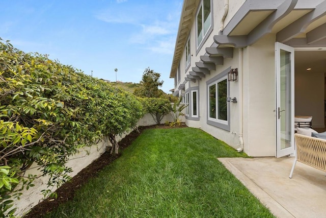 view of yard featuring a patio area