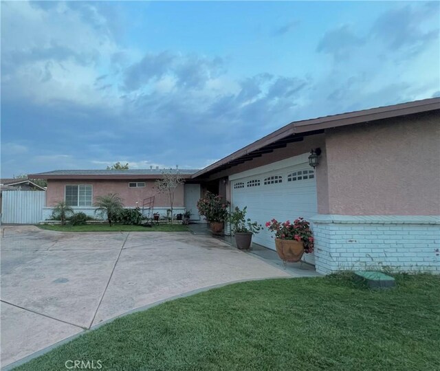 527 E King St, Rialto, CA 92376 - ranch-style home with stucco siding and a garage