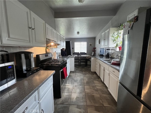 527 E King St, Rialto, CA 92376 - kitchen with stainless steel appliances, a textured ceiling, under cabinet range hood, a sink, and backsplash
