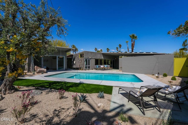 2839 N Davis Way, Palm Springs, CA 92262 - swimming pool with a patio