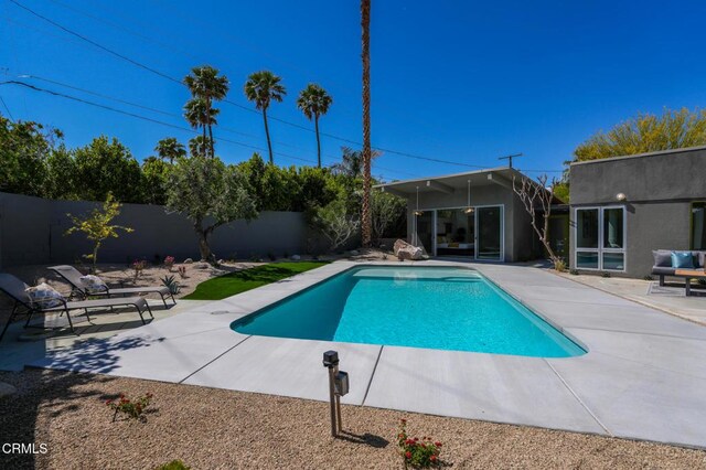 2839 N Davis Way, Palm Springs, CA 92262 - view of swimming pool featuring a patio and a fenced backyard