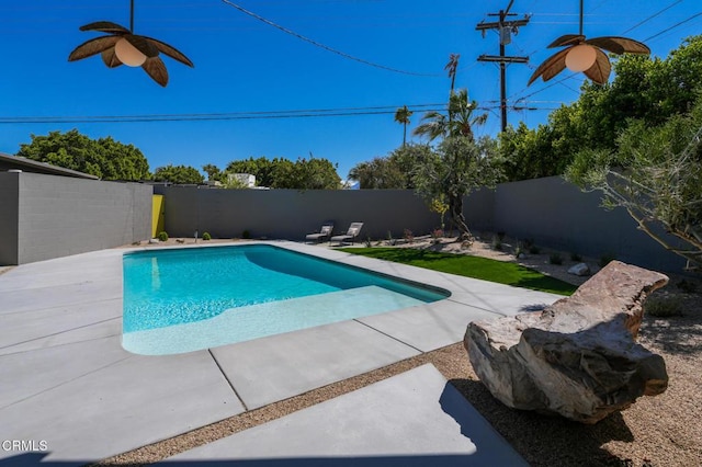 2839 N Davis Way, Palm Springs, CA 92262 - view of pool featuring a fenced backyard and a ceiling fan