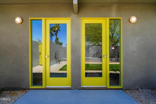 2839 N Davis Way, Palm Springs, CA 92262 - property entrance with stucco siding and a patio area