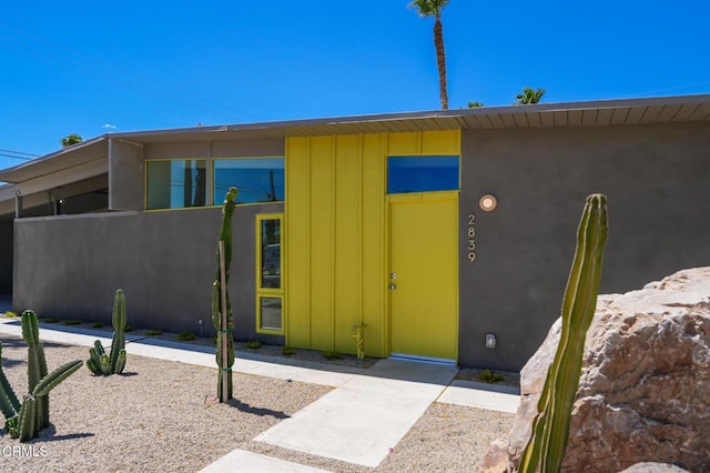 2839 N Davis Way, Palm Springs, CA 92262 - entrance to property featuring board and batten siding