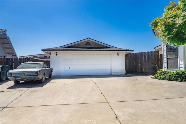 1995 E Valley Forge Ave, Tulare, CA 93274 - detached garage featuring fence