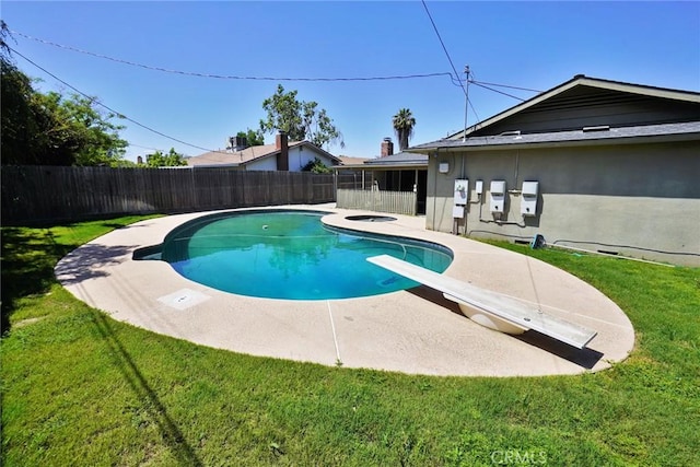 view of swimming pool featuring a patio area, a diving board, and an outdoor hot tub