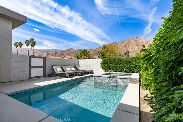 54060 Avenida Madero Ln, Quinta, CA 92253 - view of swimming pool with a mountain view, a pool with connected hot tub, a patio, and fence