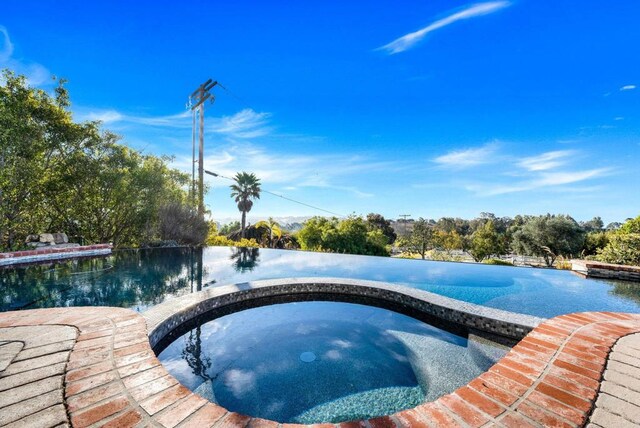 3401 Adams Run, Encinitas, CA 92024 - view of swimming pool featuring a pool with connected hot tub