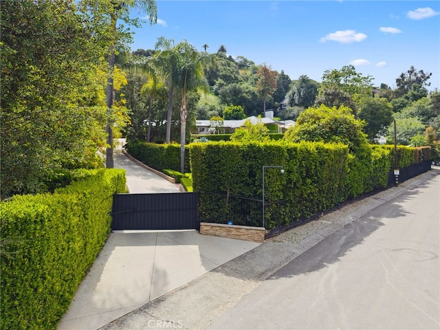 3818 Hollyline Ave, Sherman Oaks, CA 91423 - view of community with a gate