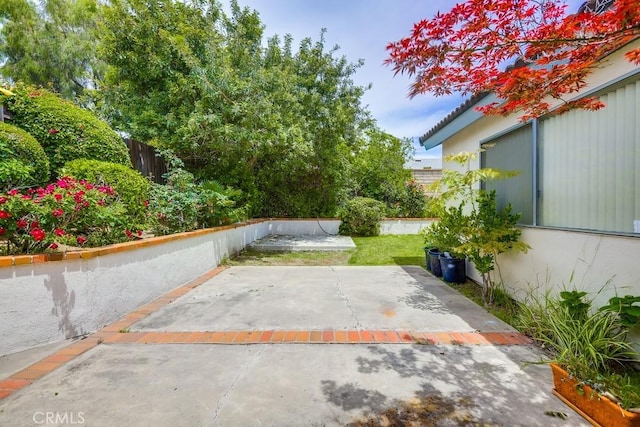 25681 Westover Cir, Lake Forest, CA 92630 - view of patio with fence